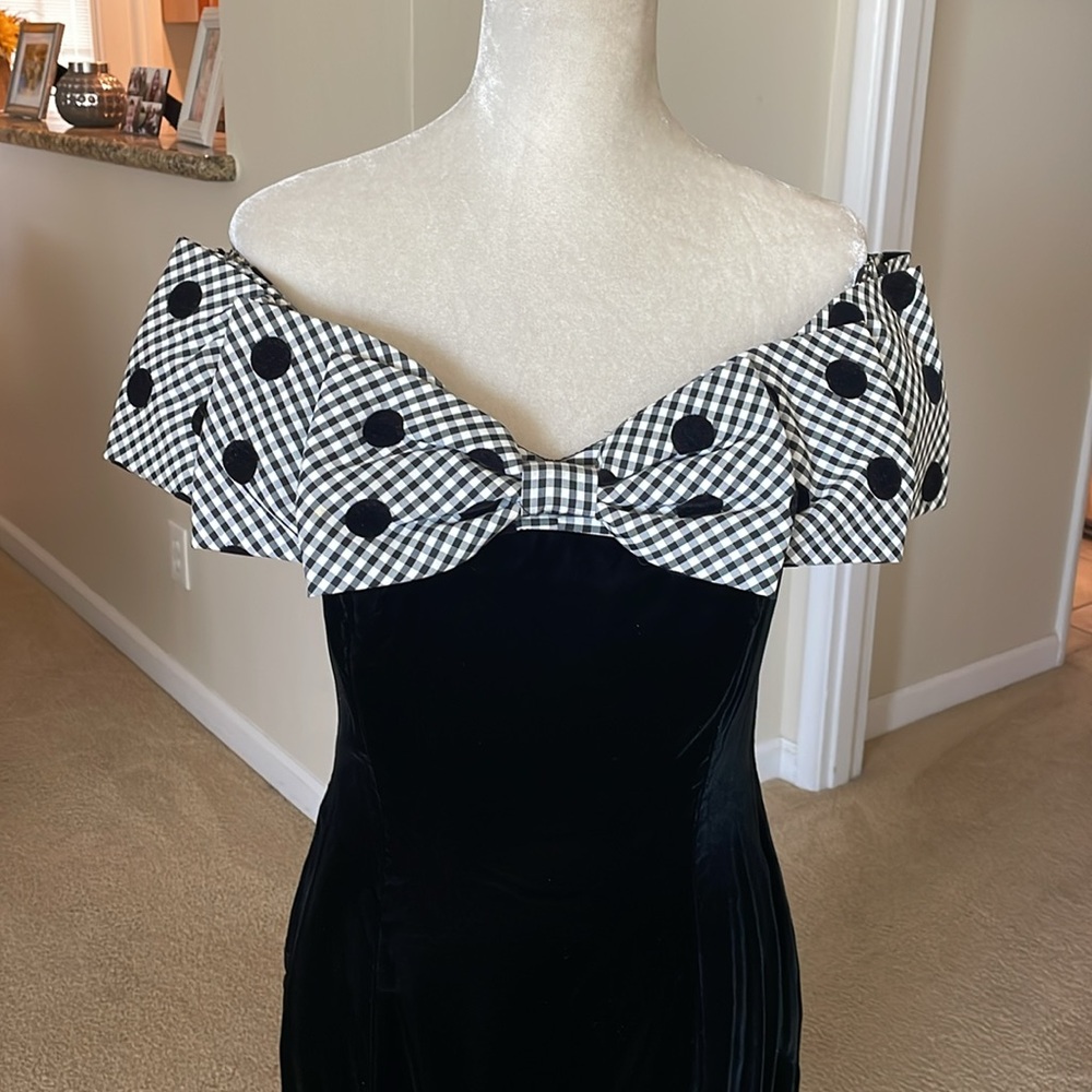 Positively Ellyn Vintage Party/ Prom or Cocktail Velvet dress. Size 8